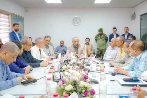 الرئيس الزُبيدي يزور مصافي عدن ويشدد على سرعة عودتها للعمل