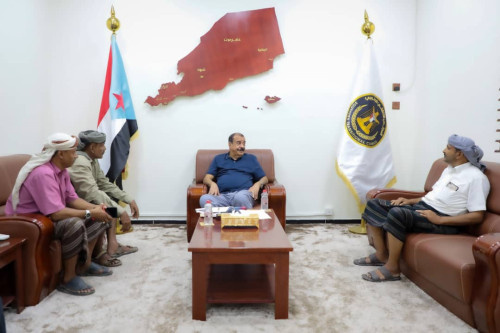 اللواء بن بريك يناقش الوضع السياسي والعسكري بمديرية مكيراس