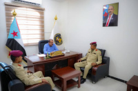 اللواء بن بريك يلتقي ضباط خريجي الدفعة الأولى خاصة من كلية زايد الثاني العسكرية