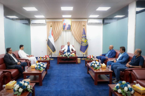 اللواء بن بريك يلتقي رئيس وأعضاء مجموعة 21 مايو الجنوبية في العاصمة عدن