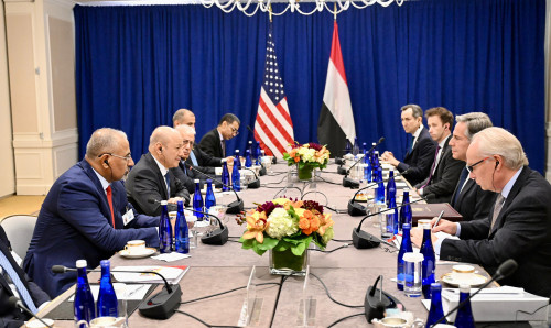 الرئيس الزُبيدي يلتقي بمعية رئيس مجلس القيادة الرئاسي وزير الخارجية الأمريكي