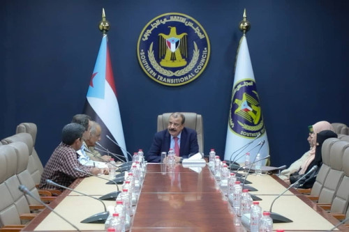 اللواء بن بريك يؤكد أهمية المشاريع المحلية ودورها الفعال في المجتمع