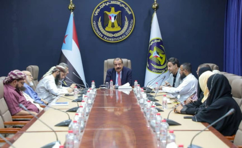 اللواء بن بريك يلتقي عددا من رجال الأعمال وممثلي مؤسسات المجتمع المدني