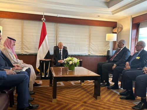 الرئيس الزُبيدي يلتقي بمعية رئيس مجلس القيادة الرئاسي وزير الخارجية السعودي