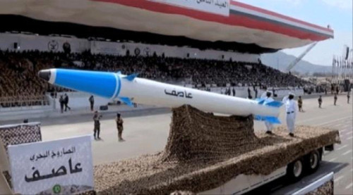 مجسمات ودعاية جوفاء.. تقرير يفضح الاستعراض الحوثي للأسلحة بميدان السبعين