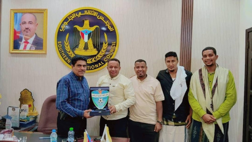 نادي اتحاد شبيبة الديس يكرم انتقالي حضرموت بدرع النادي 