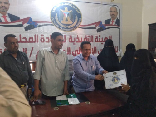 انتقالي الحوطة يُكرّم كوكبة من معلمات الرعيل الأول