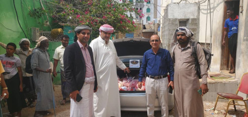 لجنة الإغاثة في انتقالي المهرة تواصل لليوم الثالث تقديم المساعدات للنازحين من جراء إعصار "تيج" 