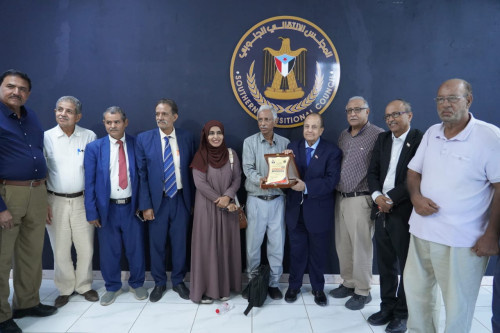 الدكتور الحاج يتسلم درعاً تكريمياً من هيئة الوفاق والمصالحة نظير جهود فريق الحوار