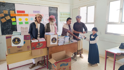 انتقالي عرماء يقدم مجموعة من الكتب المدرسية لطلاب مدرسة فاطمة الزهراء للبنات