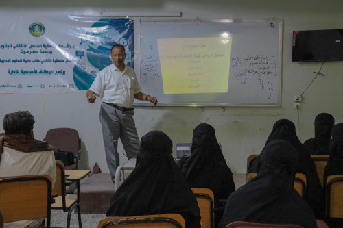 منسقية الانتقالي في كلية العلوم الإدارية بجامعة حضرموت تنظم دورة تدريبية في "الوظائف الأساسية للإدارة"