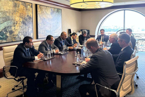 الرئيس الزُبيدي يبحث مع المبعوث الأمريكي مخاطر التصعيد الحوثي في البحر الأحمر وباب المندب
