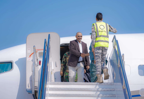 بعد زيارات عمل خارجية.. الرئيس الزُبيدي يعود إلى العاصمة عدن