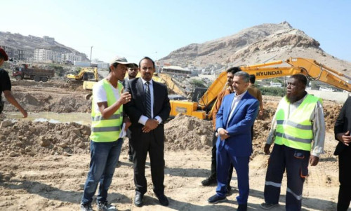 المحافظ بن ماضي يتفقد بدء العمل بالمرحلة الثانية لمشروع خور المكلا وسفلتة طريق المنطقة الصناعية