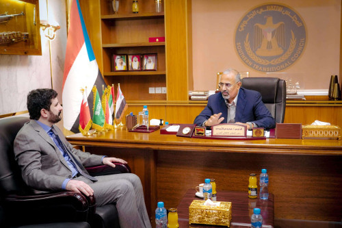 الرئيس الزُبيدي يلتقي محافظ صنعاء اللواء عبدالقوي شُريف