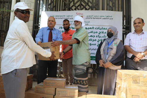 مكتب الصحة بالعاصمة عدن يدشن توزيع الأدوية ومستلزمات طبية لمستشفى عبود ومرافق صحية أخرى