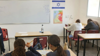 مدرس أميركي يهدد طالبة اعترضت على علم إسرائيل بـ"قطع رأسها"