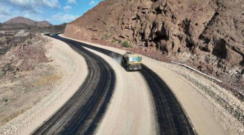 أبين.. الفرق الفنية تواصل أعمال صيانة منحنيات العرقوب
