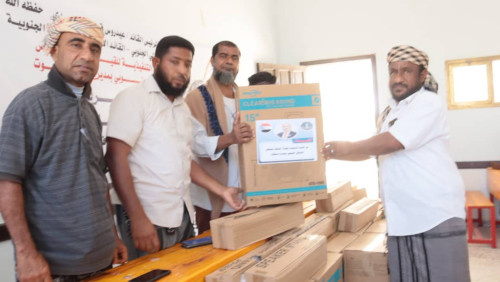 انتقالي سيحوت يقدم أجهزة مكبرات الصوت لمدارس المديرية