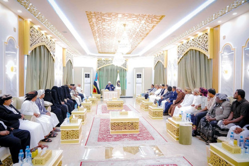 الرئيس الزُبيدي يستقبل وفد محافظة المهرة المشارك في الاجتماع التأسيسي لمجلس العموم
