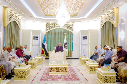 الرئيس الزُبيدي يُثني على المشاركة الفاعلة لأبناء سقطرى في الاجتماع التأسيسي لمجلس العموم