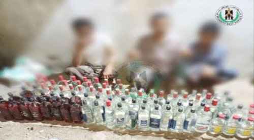 الحزام الأمني يضبط مروجي خمور بالعاصمة عدن