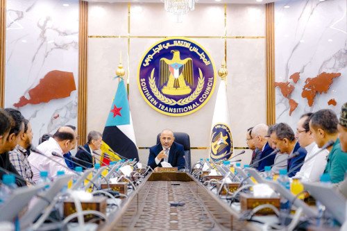 الرئيس الزُبيدي يجدد التزام المجلس الانتقالي والحكومة بتقديم كافة التسهيلات لرجال المال والأعمال