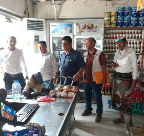 انتقالي البريقة والسلطة المحلية يدشنان حملة الرقابة على الأسعار في أسواق المديرية