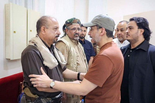 بن مبارك يقدم واجب العزاء لأسرة الشهيد محمد المرهبي