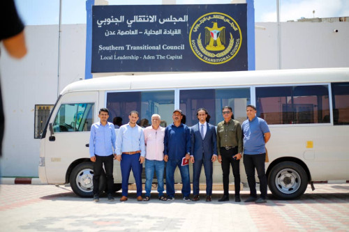 السقاف يلتقي رئيس نادي الجزيرة الرياضي ويسلمه حافلة نقل مقدمة من محافظ العاصمة عدن  