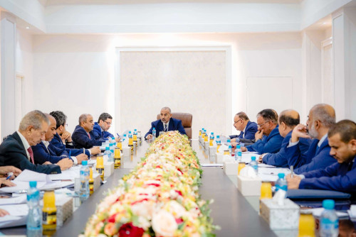 الرئيس الزُبيدي يرأس الاجتماع الثالث للجنة العُليا للموارد السيادية والمحلية
