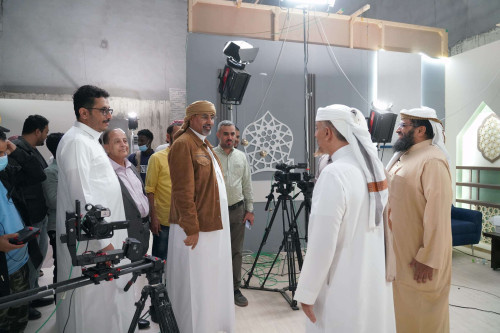 الرئيس الزُبيدي يتفقد سير العمل بقطاع الإذاعة والتلفزيون