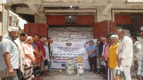 بتوجيهات الرئيس الزُبيدي.. انتقالي لحج يدشن توزيع السلال الغذائية على أسر الشهداء والجرحى بالمحافظة