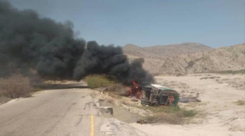وفاة سائق شاحنة وقود إثر انقلابها واحتراقها بأبين
