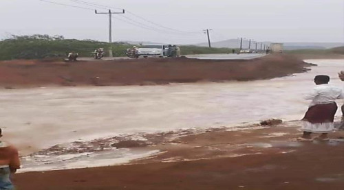 سيول الأمطار برضوم تتسبب بقطع الطريق الدولي عدن حضرموت