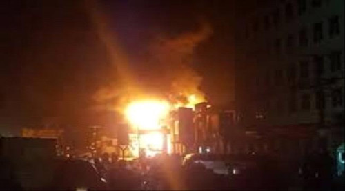 احتراق شاحنة محملة بالمحروقات بعد انقلابها في طريق "تعز – لحج"