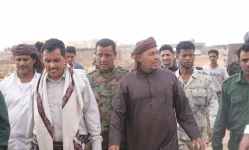 محافظ سقطرى يشرف على إزالة العشوائيات من مصلى العيد ويطمئن على حالة المرضى بمستشفى الشيخ خليفة
