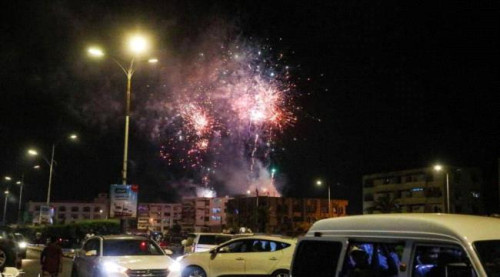  ألعاب نارية تزين سماء العاصمة عدن احتفالا بذكرى التحرير
