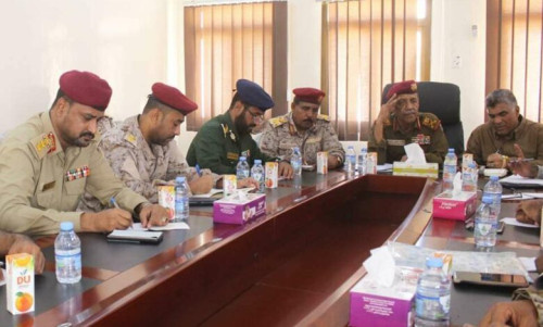 اجتماع عسكري لمناقشة الترتيبات النهائية للاحتفال بالذكرى الثامنة لتحرير ساحل حضرموت