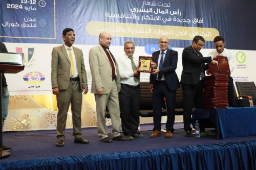 الأكاديمية العربية للعلوم الادارية تكرم «كاك بنك» كونه أحد الرعاة الرئيسين للملتقى الأول للموارد البشرية والتدريب