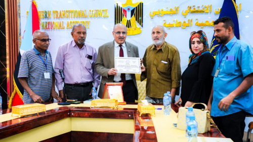 منتدى الباهيصمي يكرّم الأستاذ علي الكثيري بدرع المحبة والوفاء