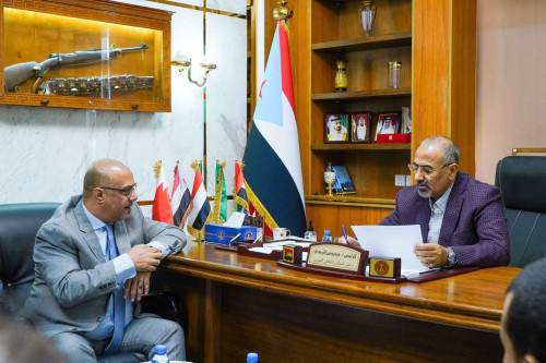 الرئيس الزُبيدي يوجّه وزارة التخطيط بمخاطبة المنظمات الدولية للإسراع في استكمال نقل مقراتها إلى العاصمة عدن