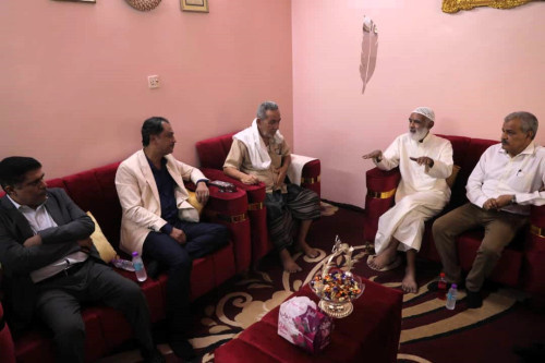 باعوم والمحمدي يزوران أسرة الشهيد عمر علي بازنبور