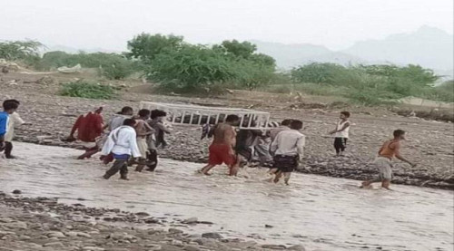 لحج.. انتشال جثمان جندي جرفته السيول في سيلة بله 