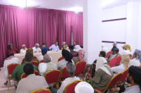 بحضور القميري.. انعقاد اللقاء التشاوري لشيوخ وأعيان محافظة المهرة
