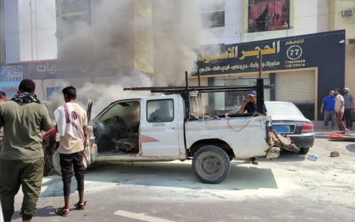 عدن.. احتراق سيارة في مديرية المنصورة