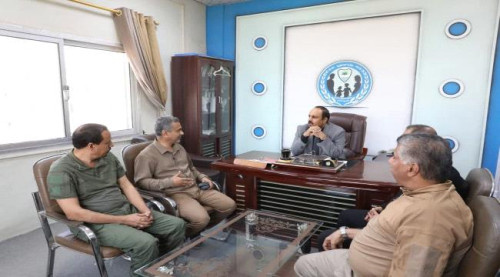 المحافظ بن ماضي يطلع على خطط التطوير بفرع مصلحة الأحوال المدنية بساحل حضرموت
