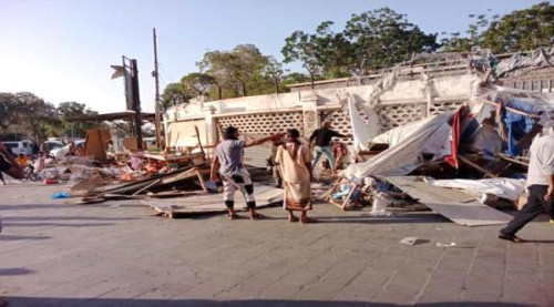 عدن.. السلطة المحلية في التواهي تطلق حملة لإزالة البسطات المحيطة بالمجمع الصحي