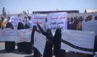 عمال وموظفو مؤسسة الطرق والجسور بعدن يطالبون بإنقاذ مؤسستهم وتصحيح مسار الصيانة 
