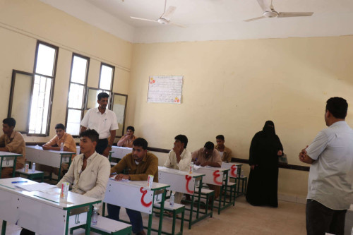 انتقالي المهرة يتفقد المراكز الامتحانية في مديرية الغيضة